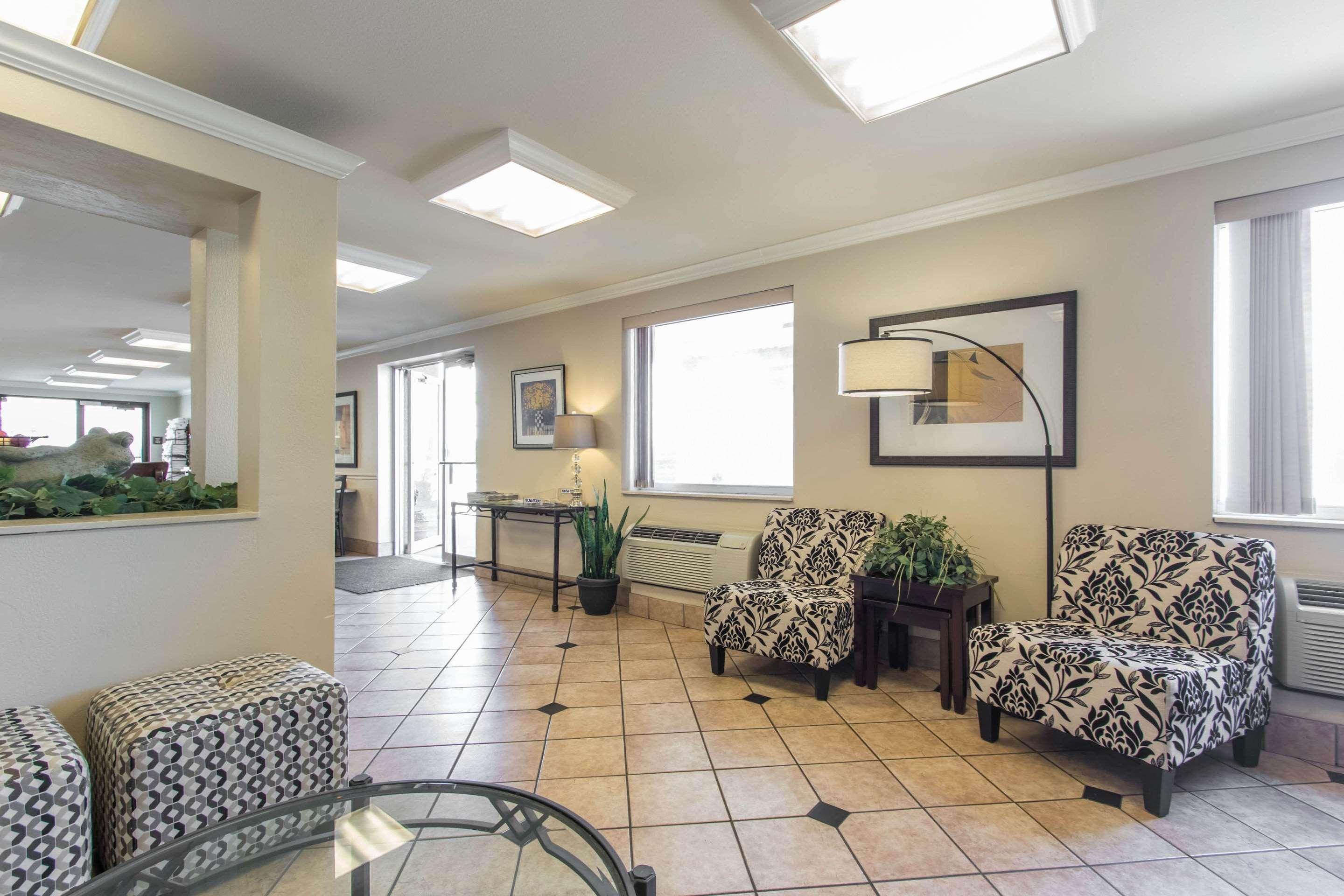 Hotel Econo &