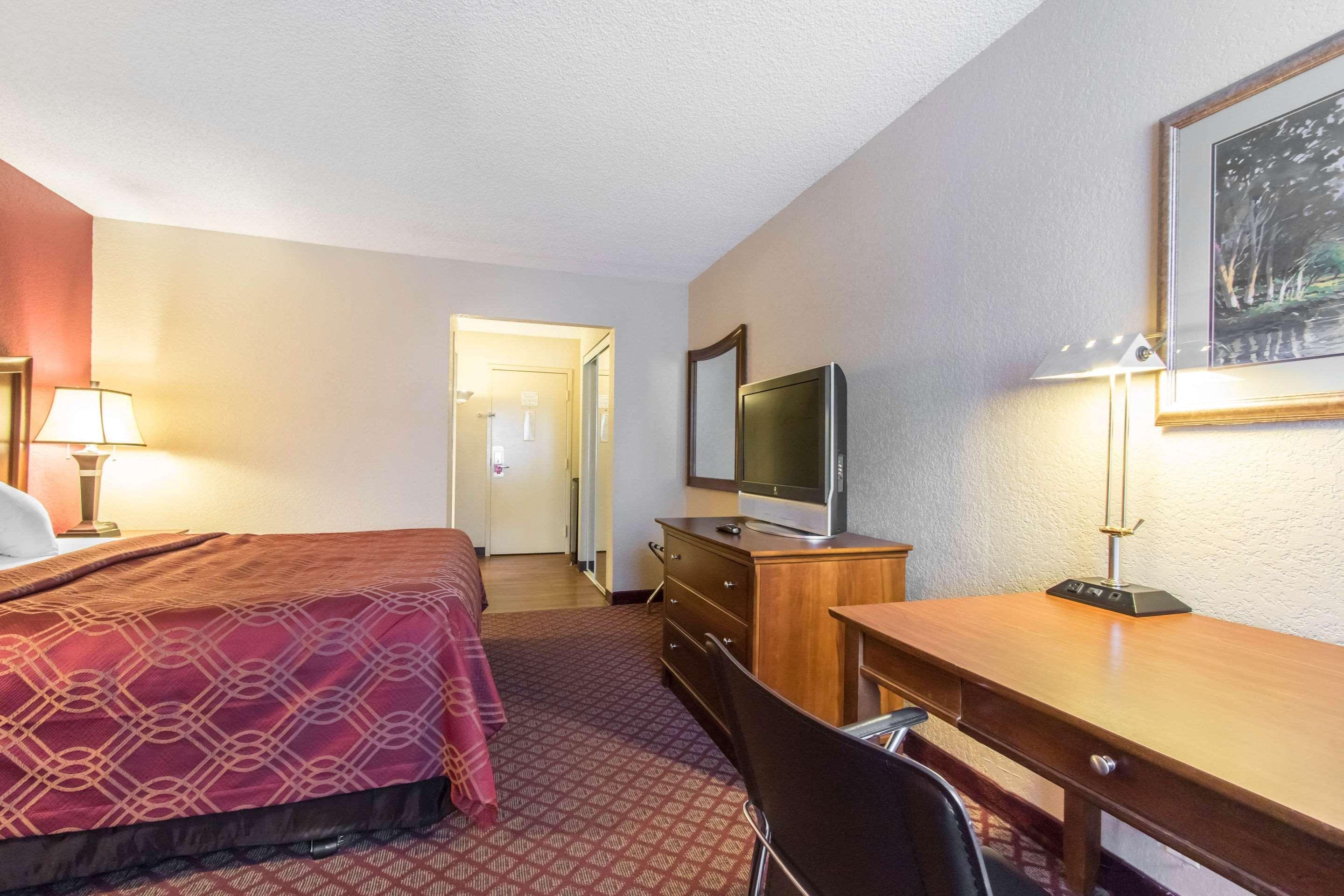 Econo & Hotel 3*