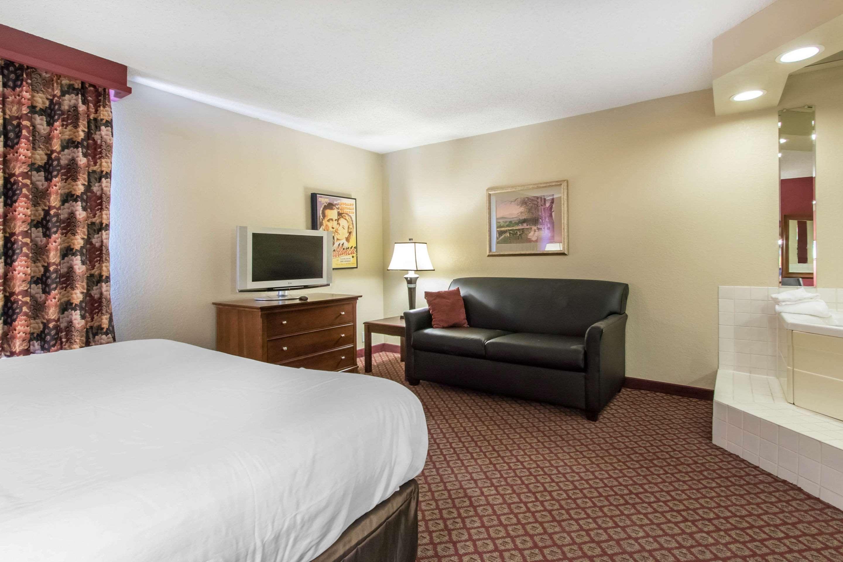 Econo & Hotel 3*